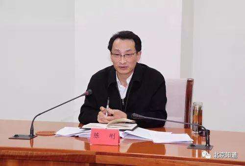陈刚长期在北京任职，曾任北京市规划委员会主任，北京市副市长，北京市委常委、副市长等职。