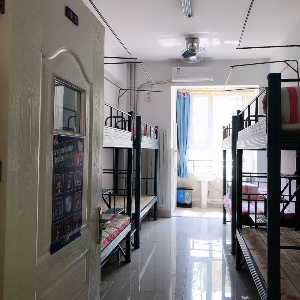 济南外国语学生宿舍,学生四人一间,对角线住宿.