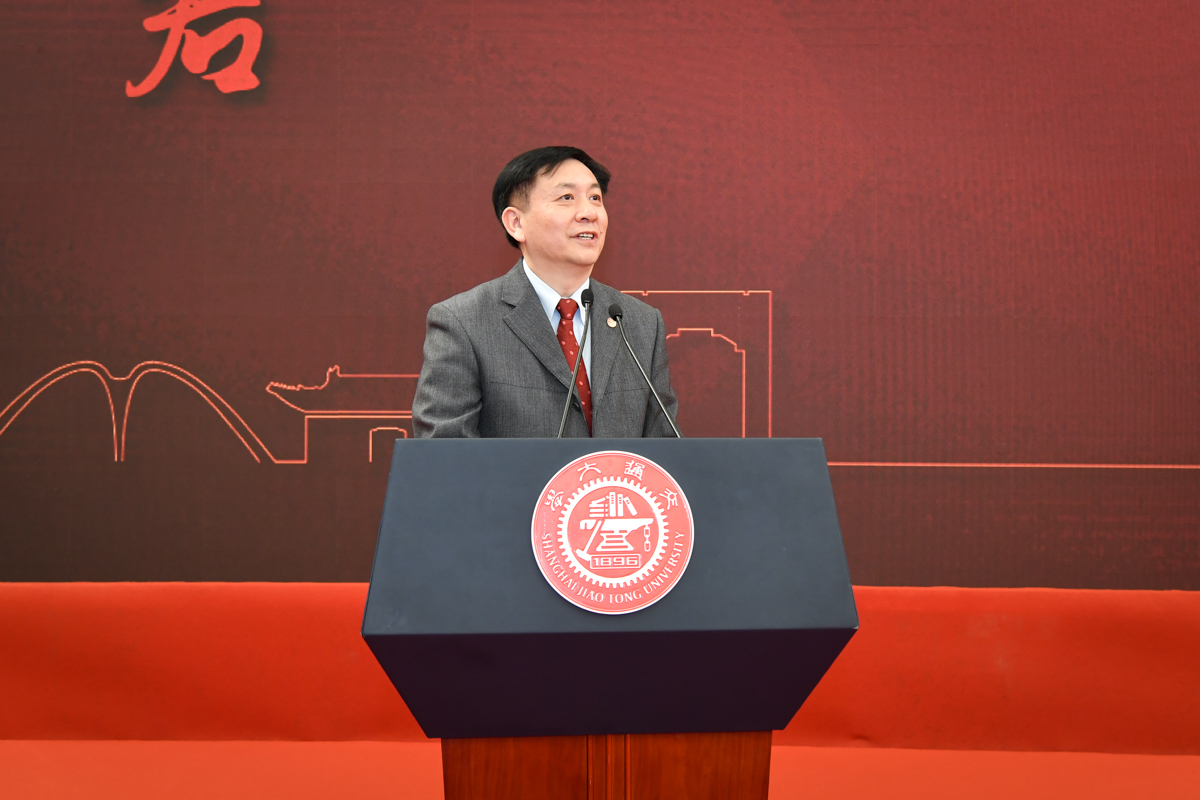 向刚刚被授予名誉所长的李政道先生及到场的李中清先生表示由衷敬意