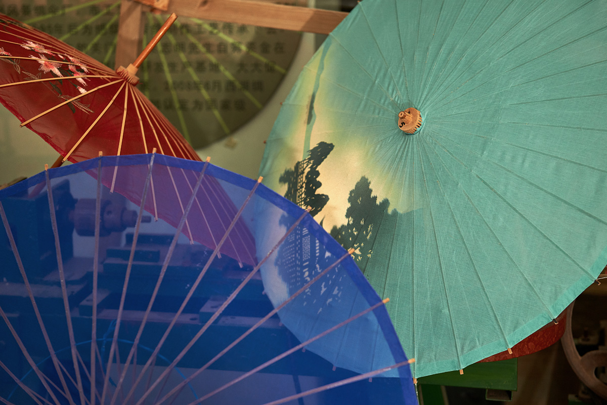 这件产品就是西湖绸伞,它是与王星记扇子,张小泉剪刀齐名的杭州特产