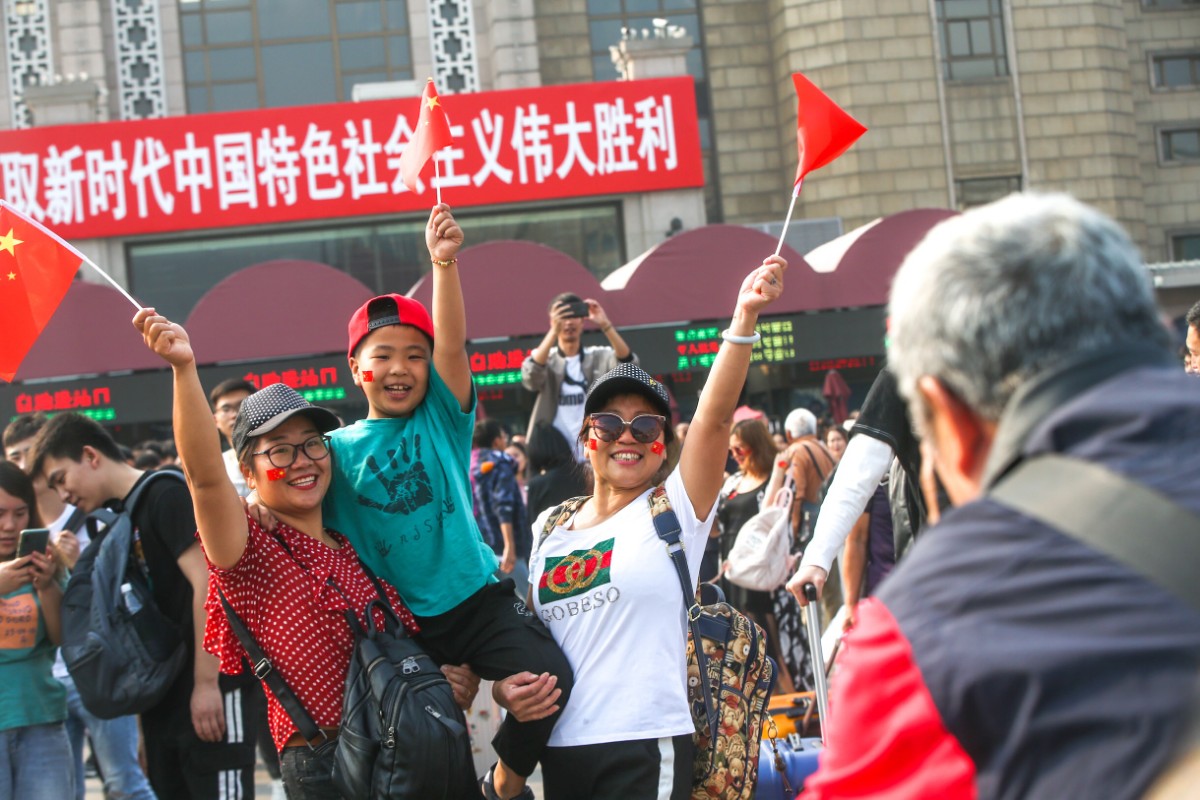自豪中国人市民游客挥动国旗为祖国庆生