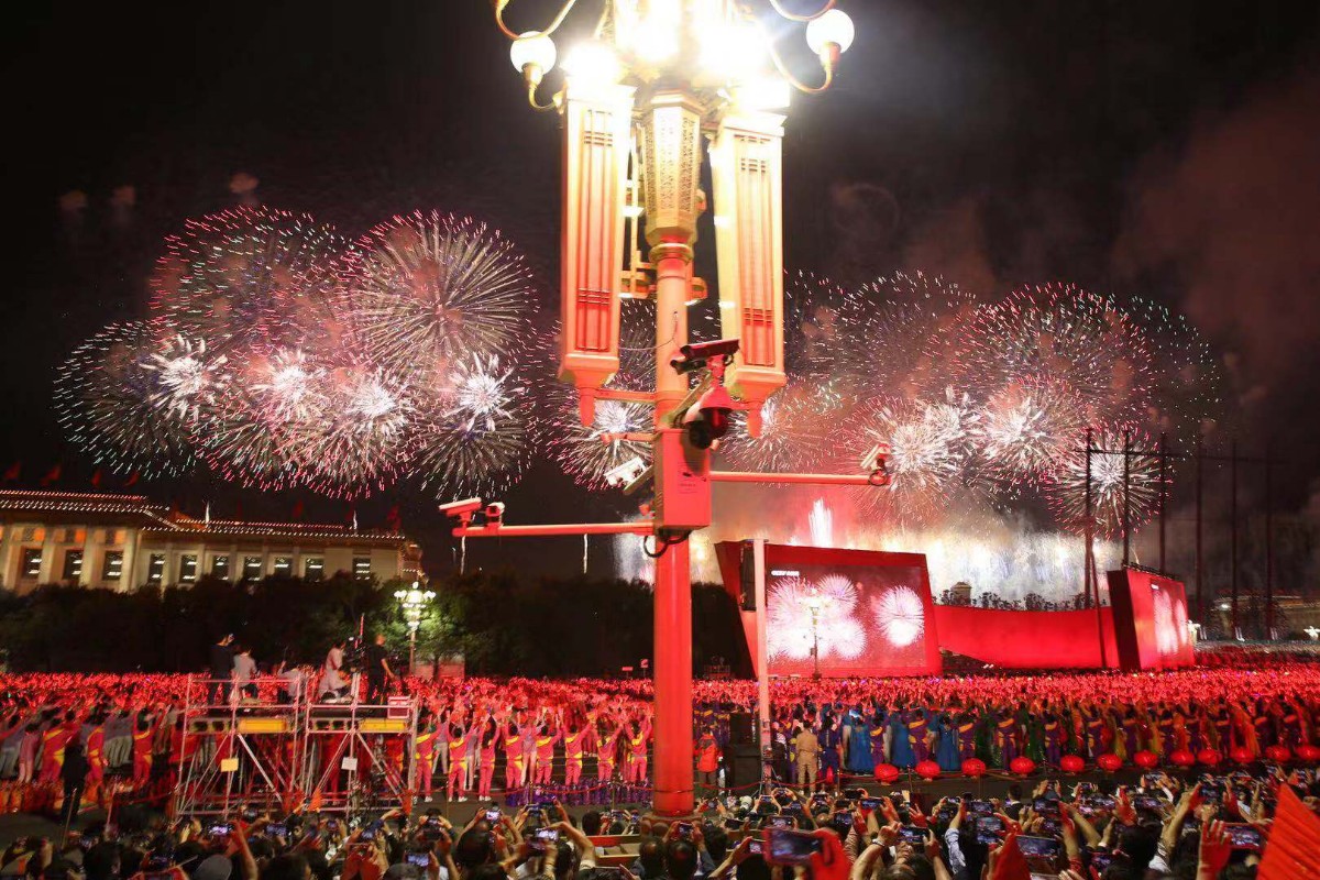 璀璨烟花照亮天安门广场