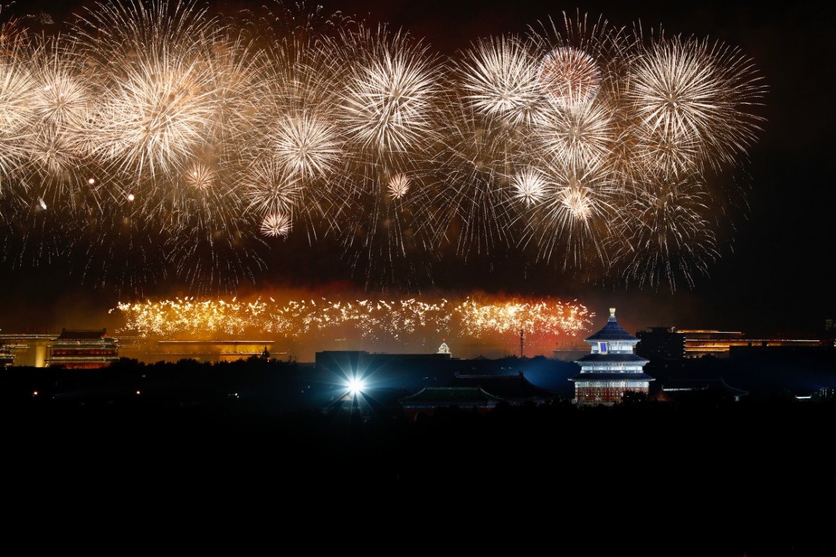 北京居民家里看烟花同庆祖国母亲生日