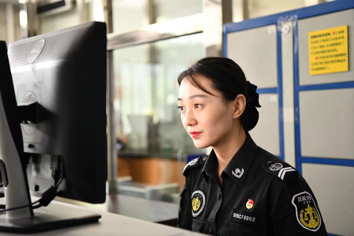 朝阳法院的安检大厅里,总是熙熙攘攘,人流不断.