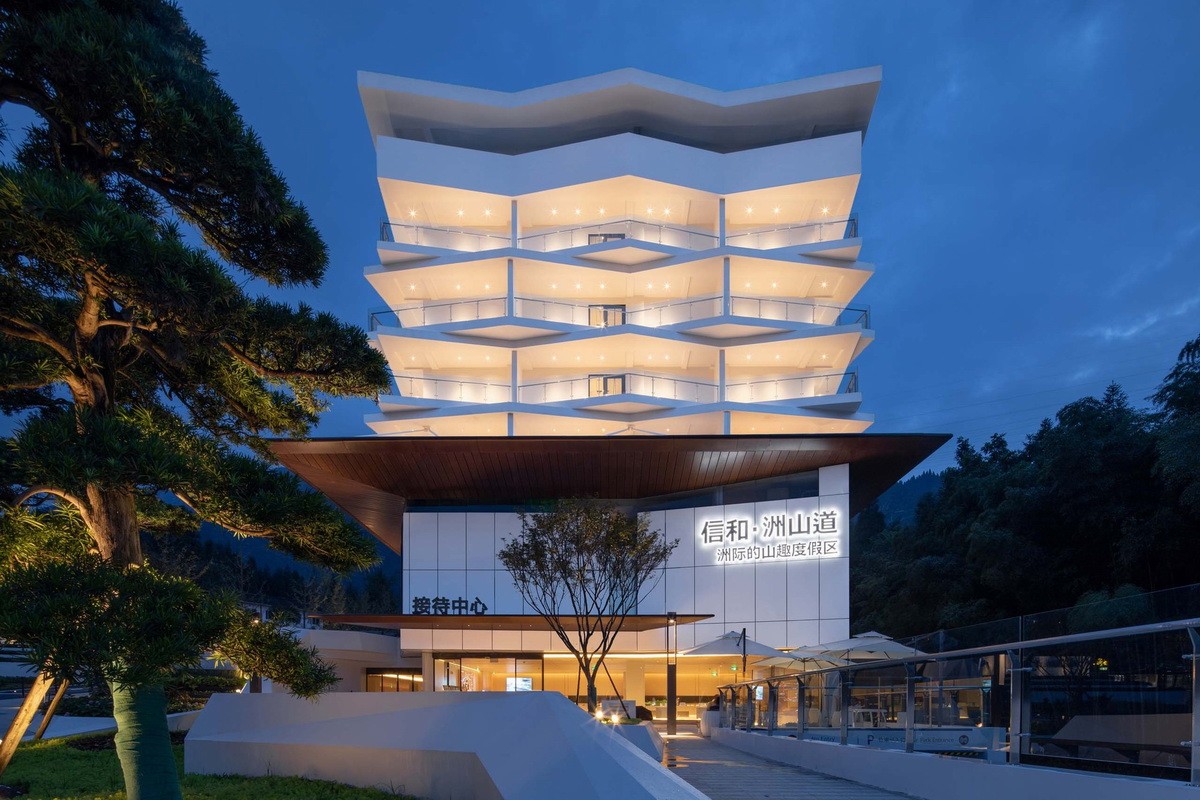 如成群白鸽振翅飞翔:峨眉七里坪智选假日酒店 / 成都中筑华恺建筑设计