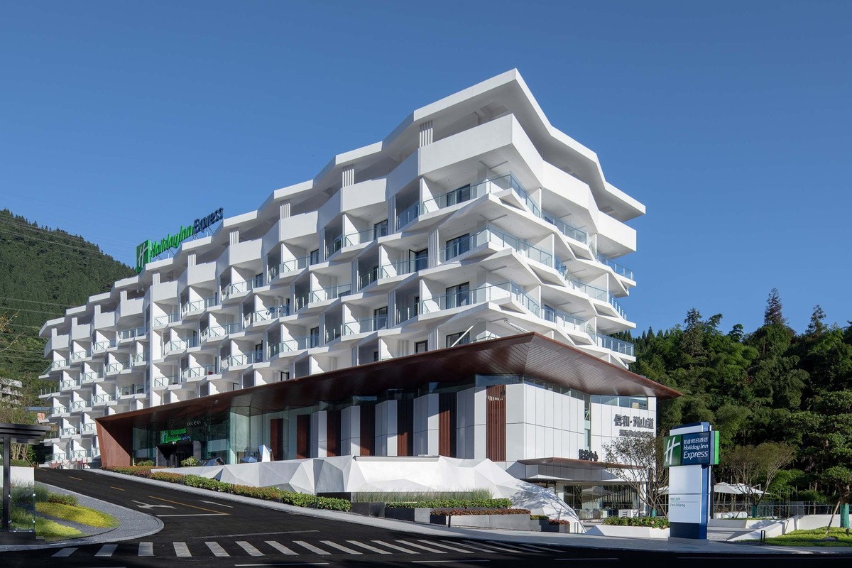 如成群白鸽振翅飞翔:峨眉七里坪智选假日酒店 / 成都中筑华恺建筑设计