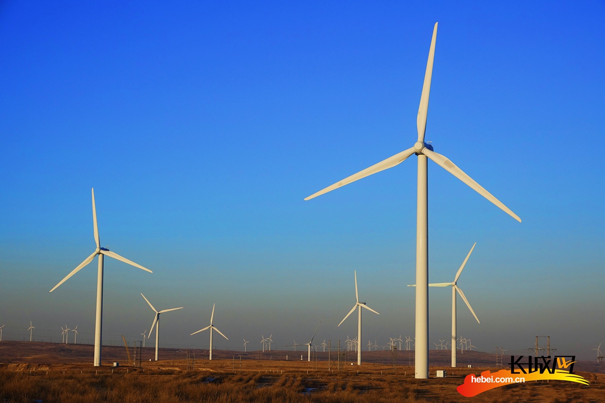 影像记录河北张家口落日风车绘别样画卷