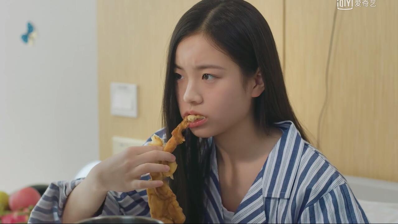 宣墨:?为啥要站着吃东西?