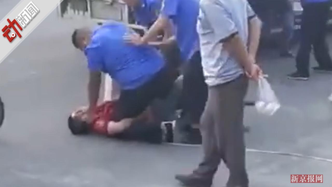 4人高校门口殴打瓜贩官方城管临时工已停职