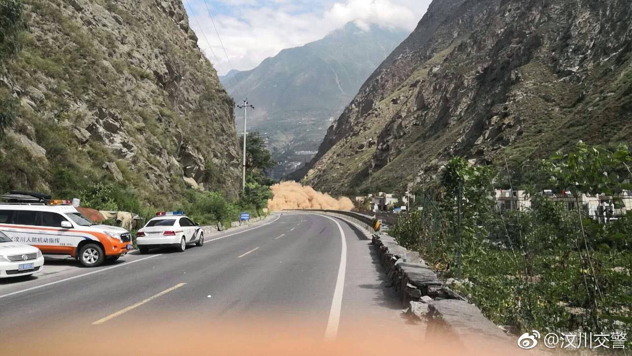 实时路况!国道317汶川段轻微滑坡,已临时交通管制