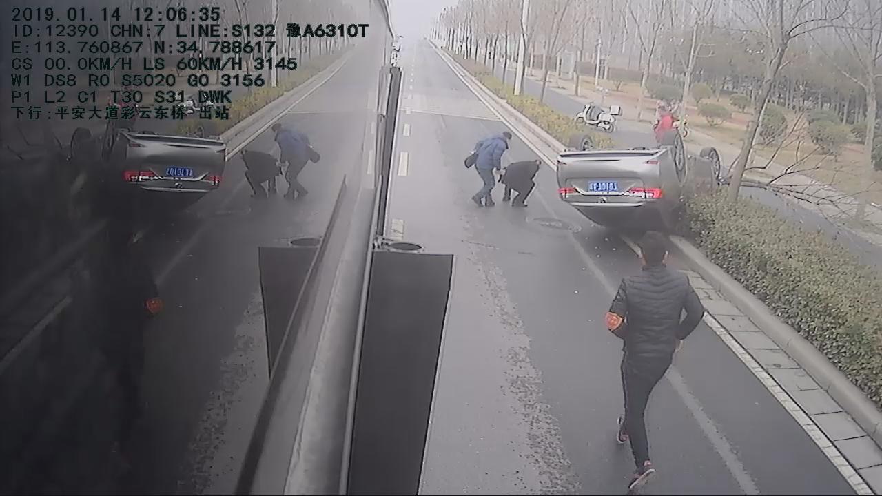 1月14日中午，河南郑州一越野车翻倒在绿化带，涉事司机被困在车内。来源：受访者供图