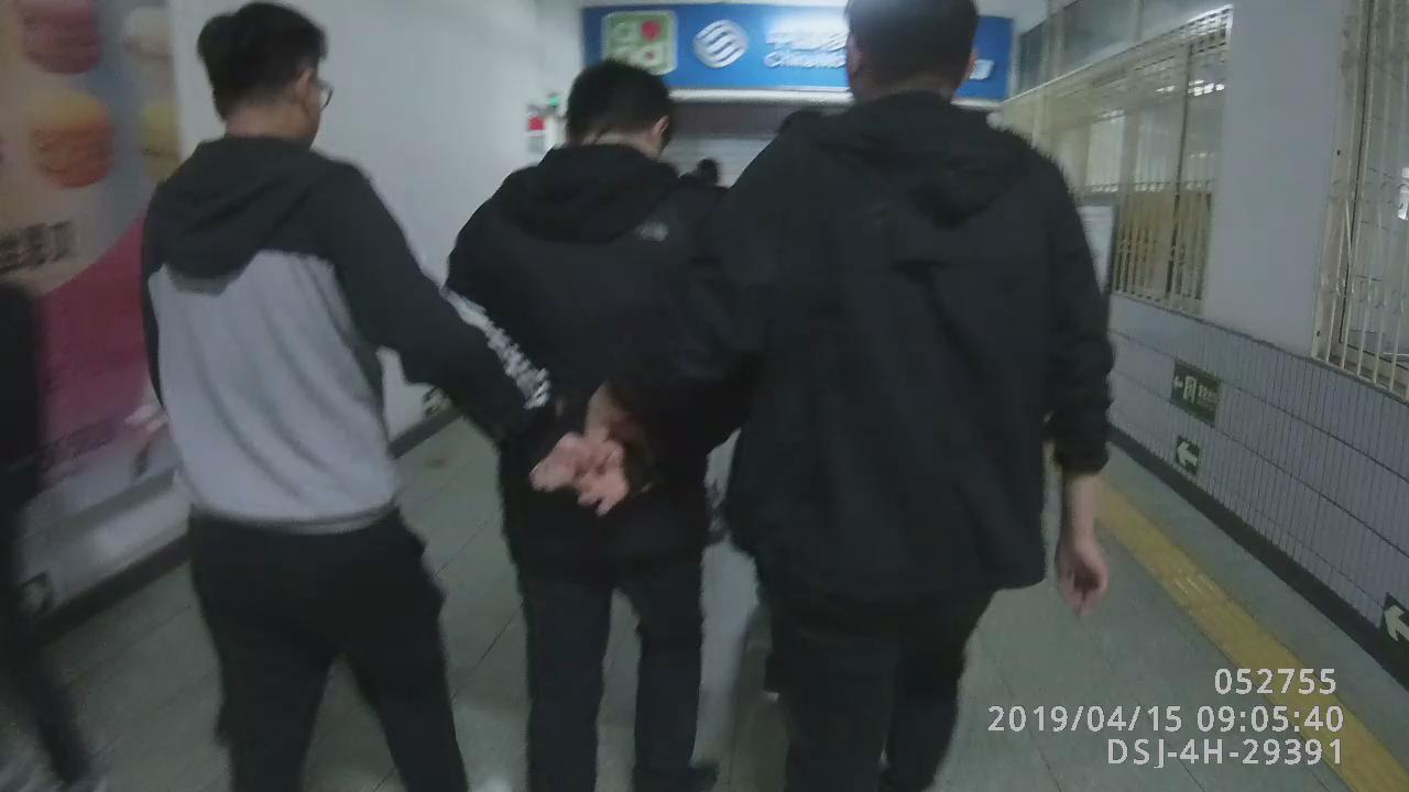 4月15日，北京市公安局公交总队四惠站派出所有抓获一名“色狼”。来源：警方供图