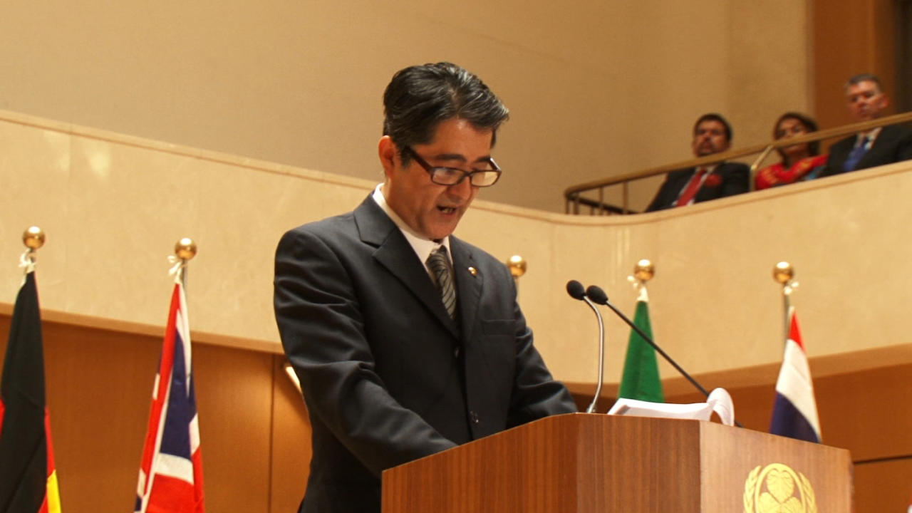 奥地利艺术展上展出讽刺安倍视频日本大使馆急了 安倍 奥地利 新浪新闻 奥地利艺术展上展出讽刺安倍视频日本大使馆急了 安倍 奥地利 新浪新闻