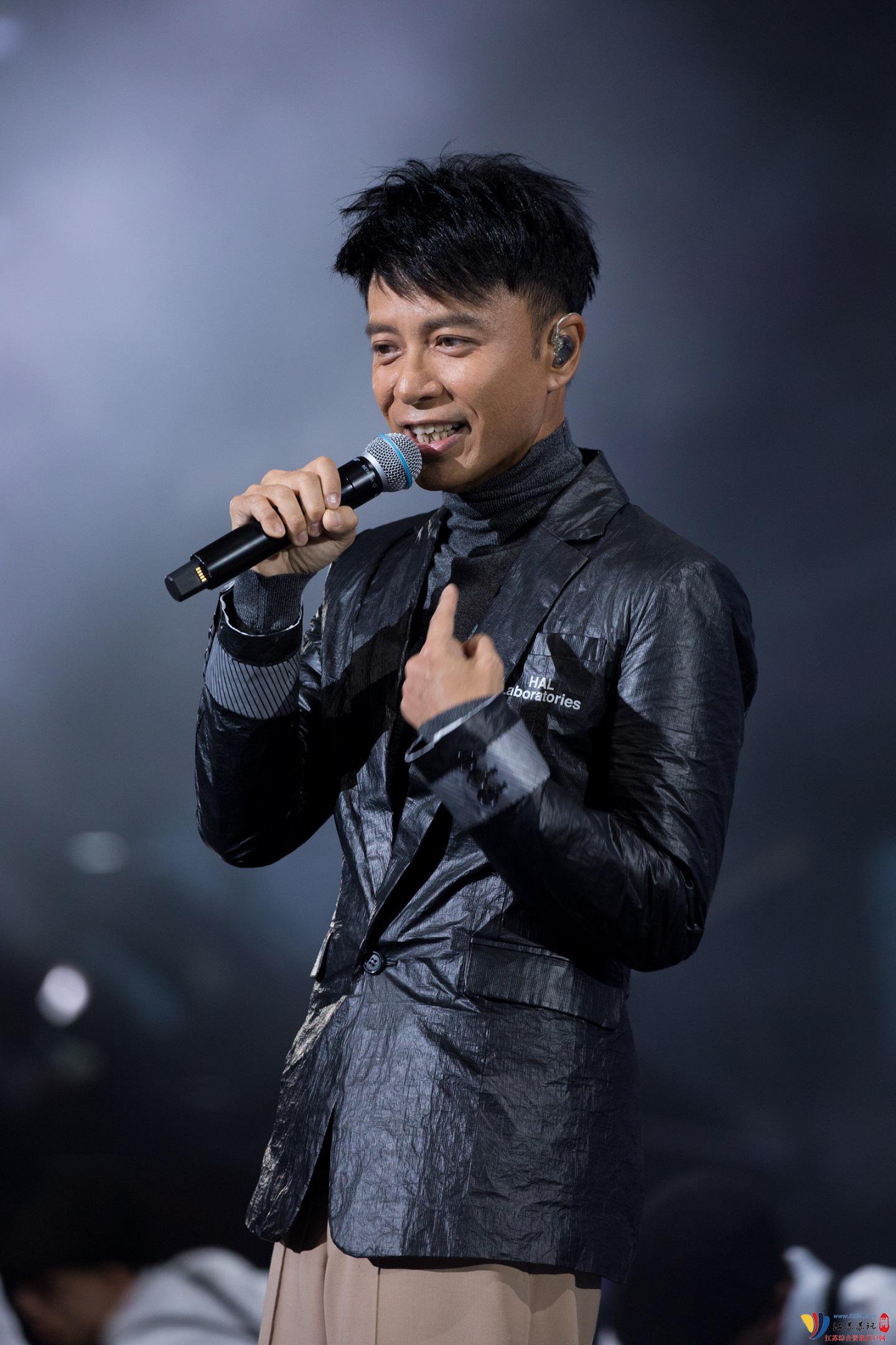 李克勤出席活动演绎经典《护花使者》,网友:想看克勤跳抖腿神曲