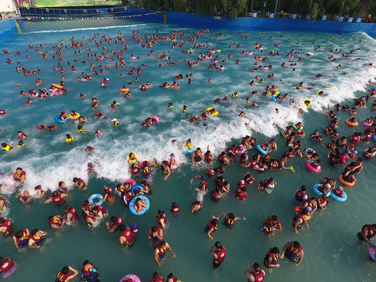 桑拿天的水上乐园场面似"下饺子"
