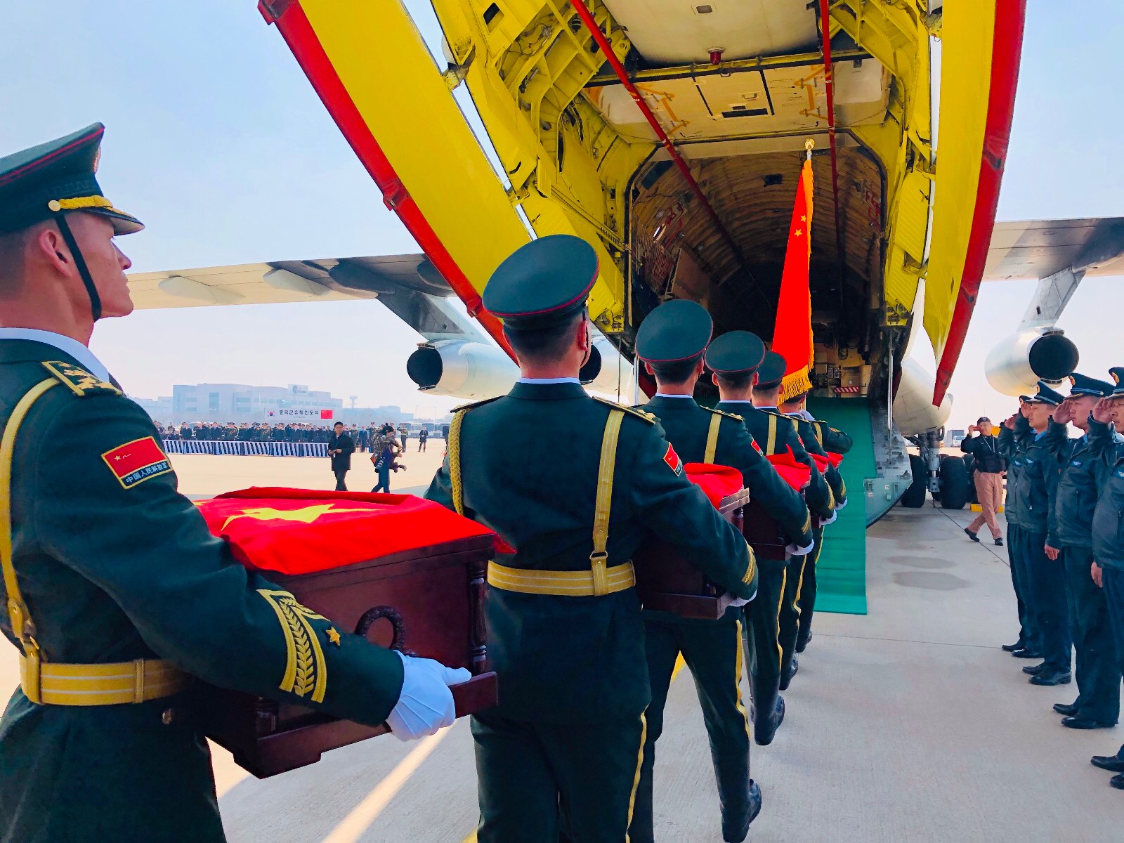 组图|第六批在韩中国志愿军烈士遗骸今日回国