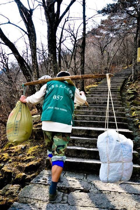 从事搬运类比如挑山工之类工作的农民工,小腿肌肉普遍发达.
