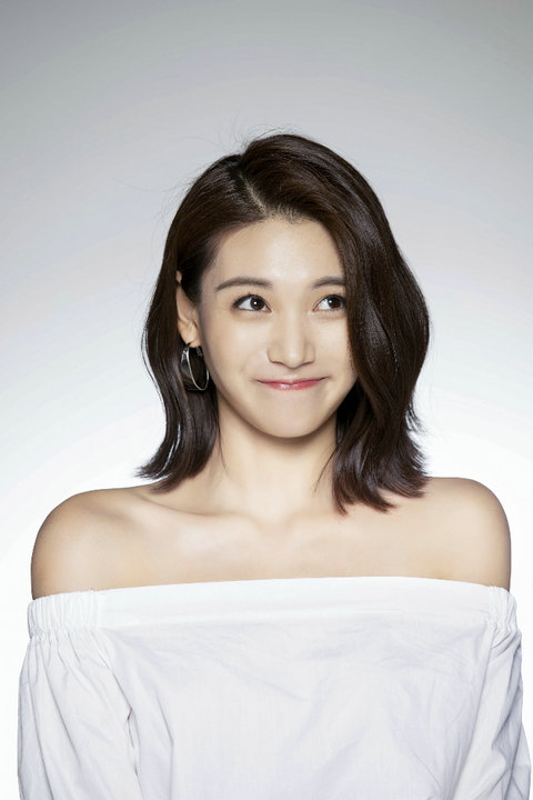 演员王嘉宁曝最新写真表情鬼马尽显百变活力