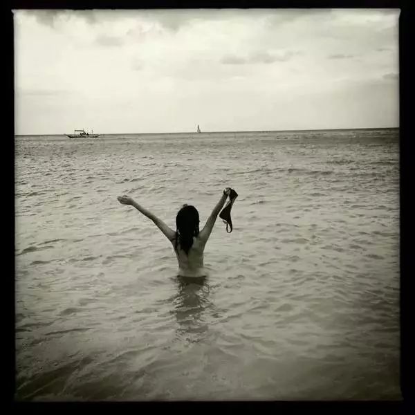 第一件事:裸泳第二件事:跳海第三件事:纹身第四件事:一起绑辫子头第五