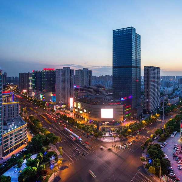 "丰臣国际广场管理方通富投资的吴经理表示,市场会有淡季旺季,但是