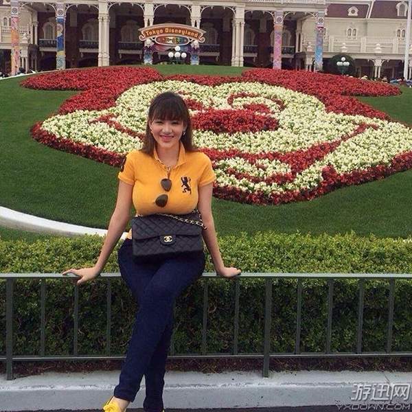 sunshine本身就给人一种混血的良好气质,比别人突出的五官