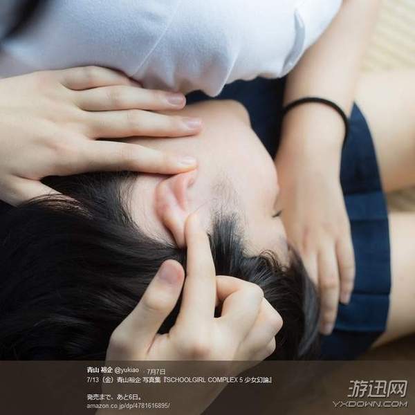 将取景地设定在学校,并将镜头聚焦于那些围在一起的制服女高中生们