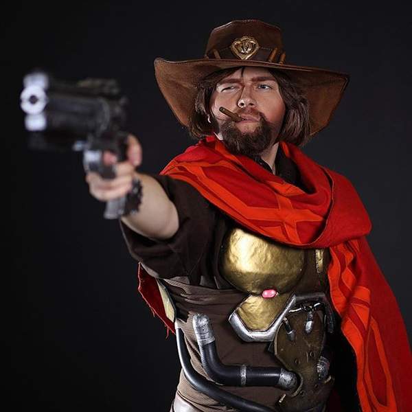 国外大叔cos《守望先锋》麦爹 水中作战更显男人魅力