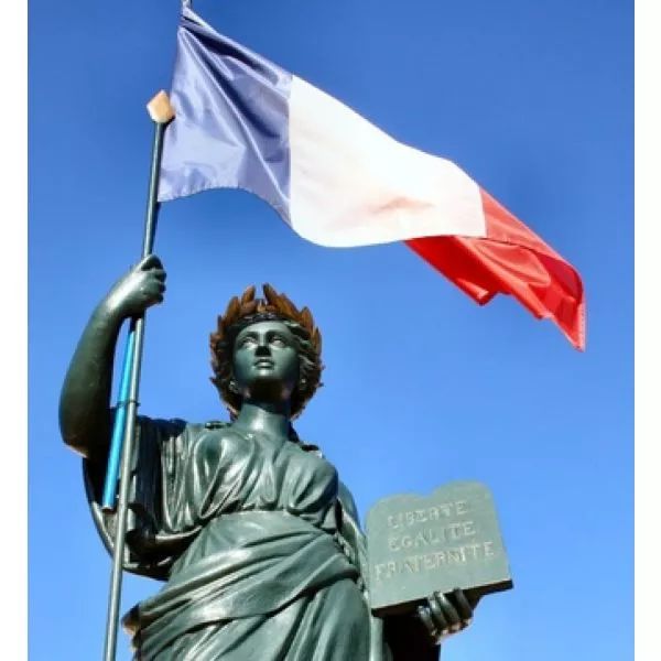 法国这届阅兵有点垮,李显龙笑了,马克龙憋笑憋得好辛苦!