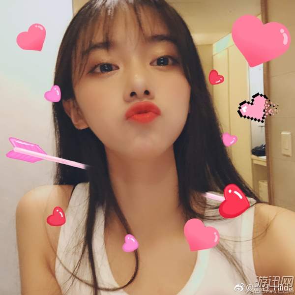 lpl解说小钰晒甜美自拍 秀发配纯白背心清纯靓丽十足