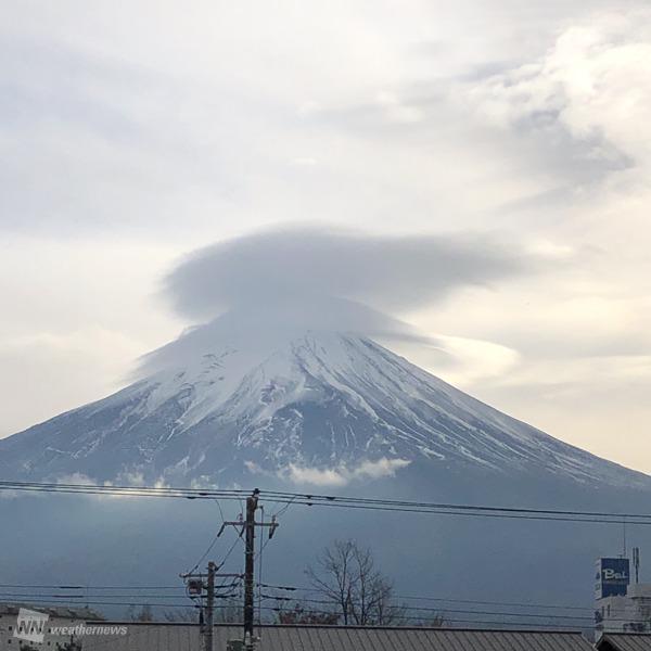 富士山顶的斗笠云（日本天气新闻）