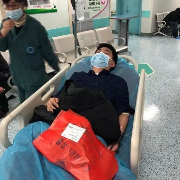 随后,谭正华与在四川大学华西医院工作的覃玲取得联系,并告知病情.