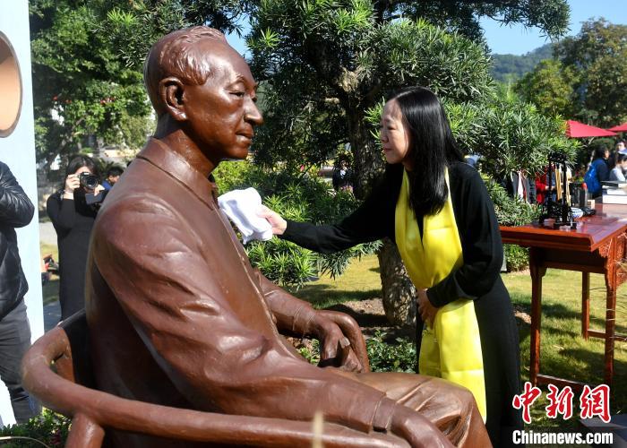 图为吴清源弟子牛力力为雕像清洁.