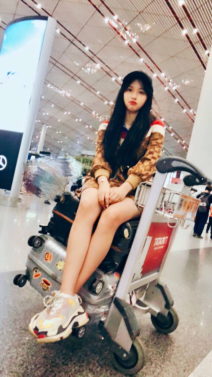 暴雨导致飞机延误,娄艺潇刘雯做法最机智张艺