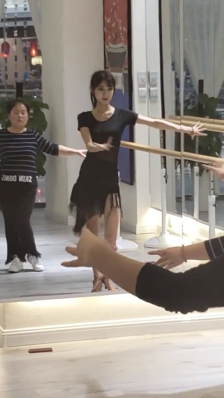 送女儿去参加舞蹈兴趣班的爸爸,回来手机存的都是这