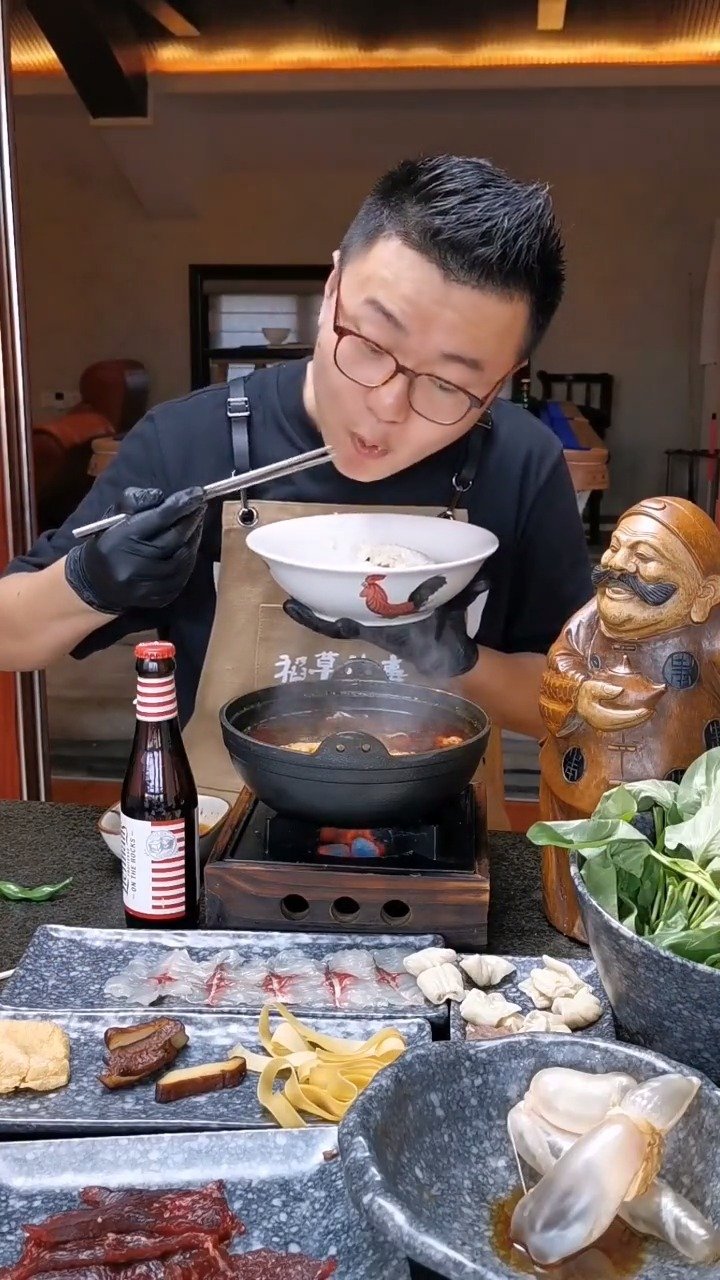 鱼肉火锅一定要这样吃,吃播,稻草小哥