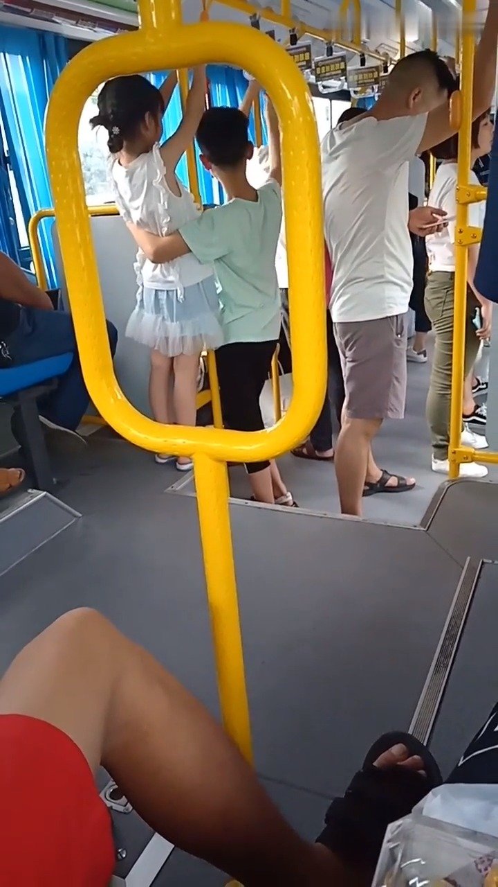 高中恋爱已经晚了,看看人家小学生都出来秀恩爱了,你呢?