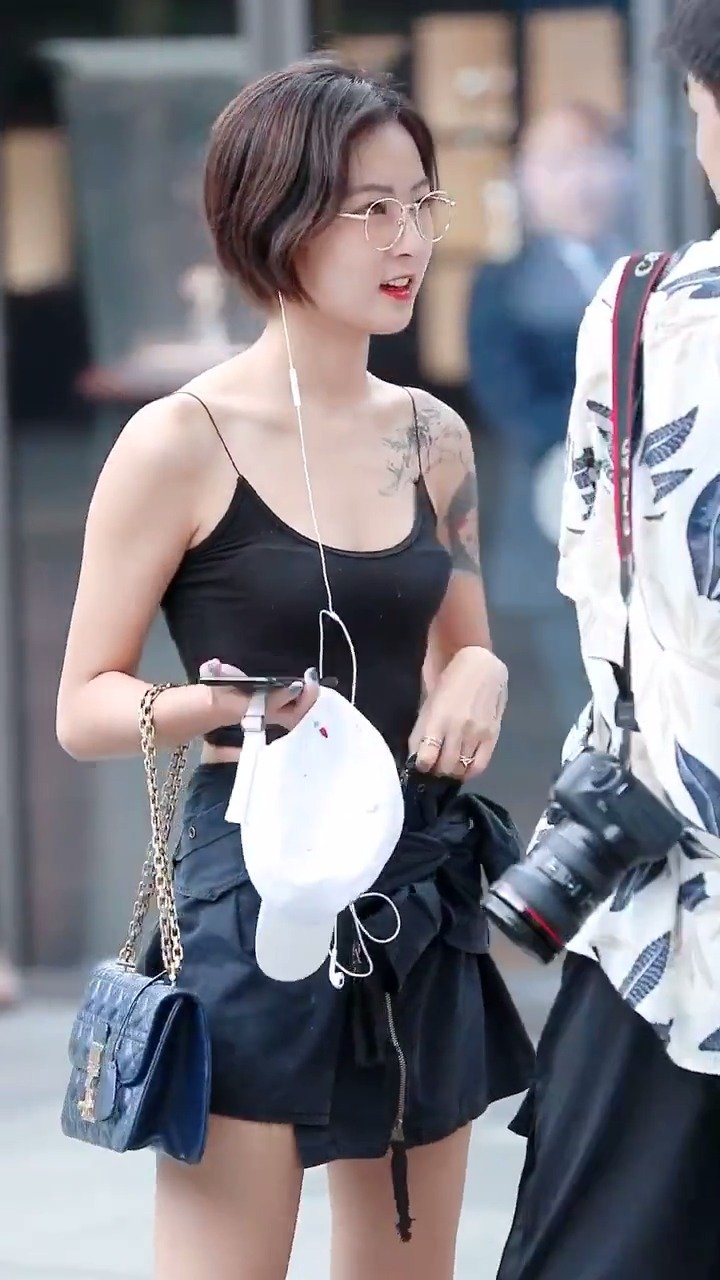 短发加纹身这个小姐姐不简单