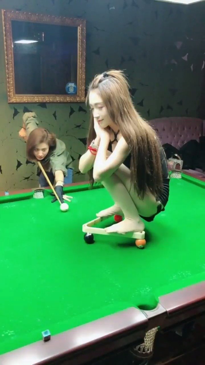 美女挑战高难度台球