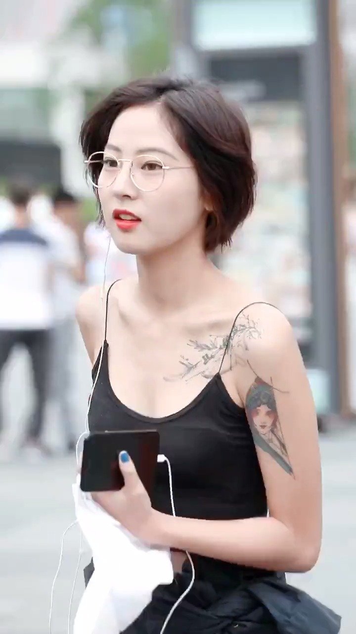 短发加纹身,这个小姐姐不简单!