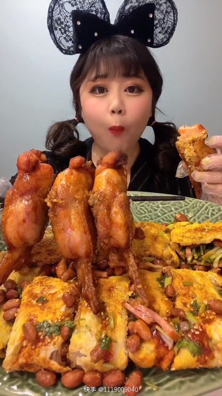 快手吃播:吃鸡翅包饭