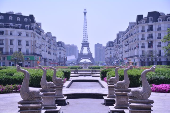 记者 包敦远 摄杭州城东北,明媚的春光里,几十位大伯大妈在广厦天 