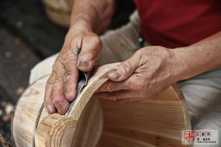 即将消逝的手艺|五十年如一日的坚持 杭州最后的箍桶匠