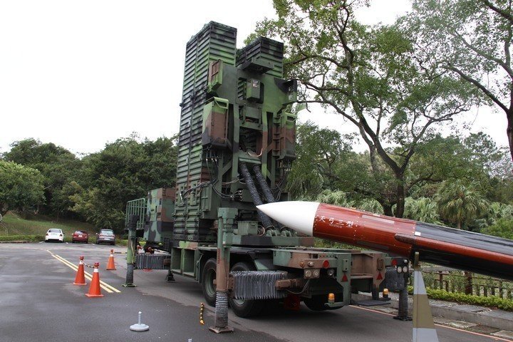 台军“天弓3”机动式导弹发射车