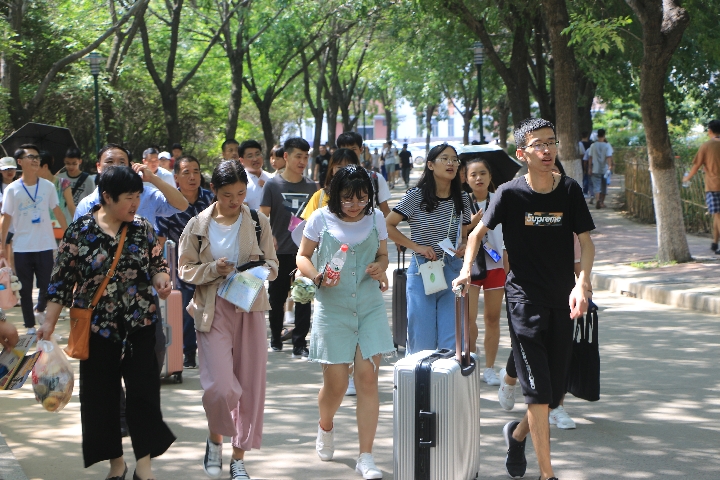 中国首批零零后大学生憧憬五彩象牙塔