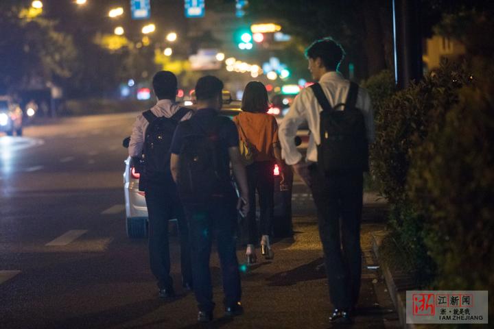 滴滴深夜停服结束 实拍杭州深夜打车难