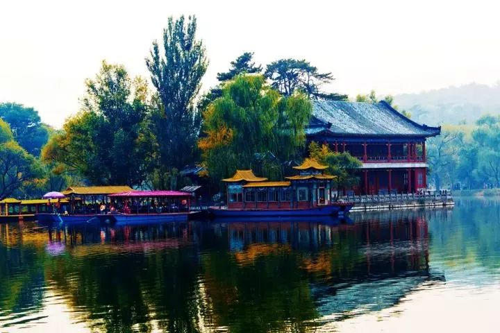 避暑山庄世界独一无二的石柱磬锤峰等.