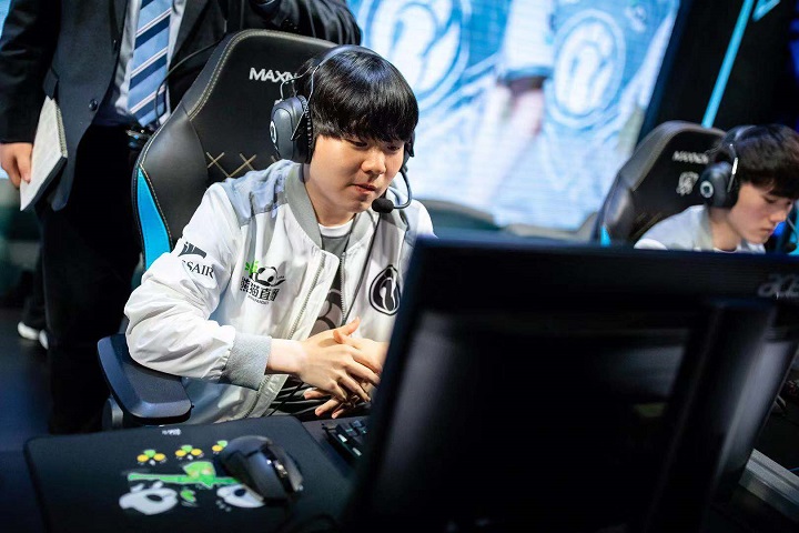 duke作为上单替补队员,今日也未能上场,被网友戏称为"ig的吉祥物".