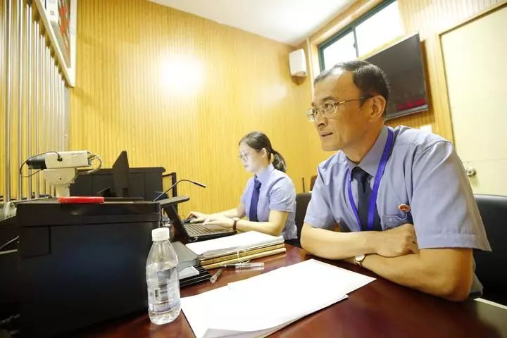 教师魔爪10余次伸向女孩 检察长亲自抗诉:判少了