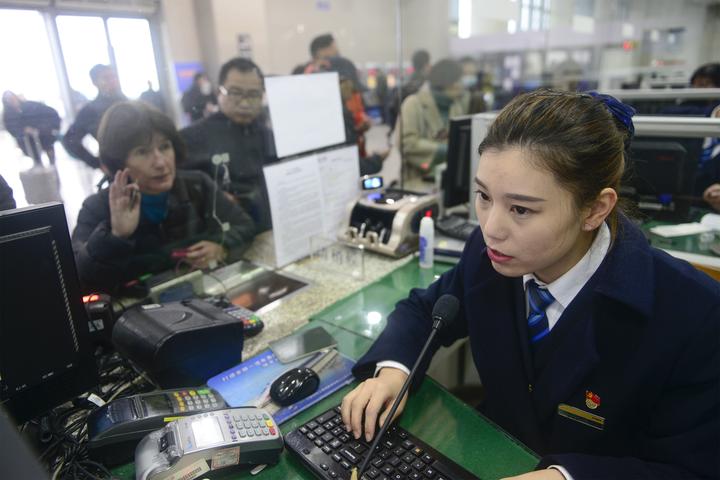 分身有术 这位活跃在春运窗口的售票员还是红色讲解员