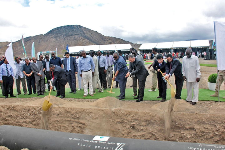 马克龙在吉布提警告中国债务陷阱吉官员:法国